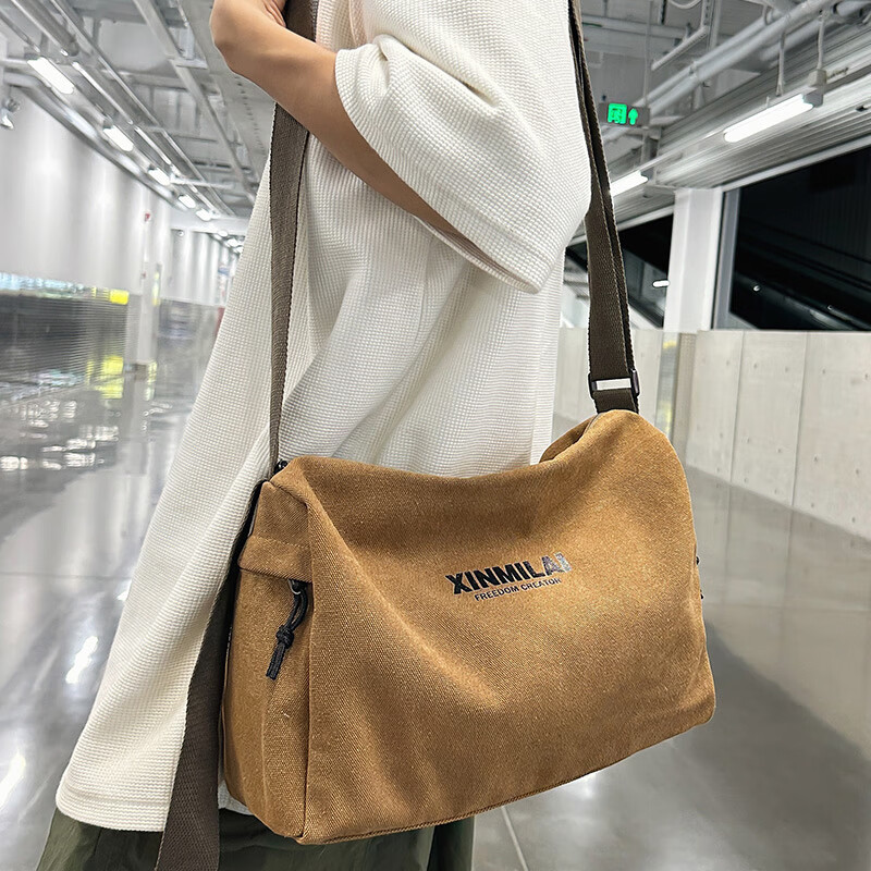 布兰奴（BULANNU）复古布斜挎包男款潮牌日系通勤包男韩系学生单肩包女运动健身包 棕色