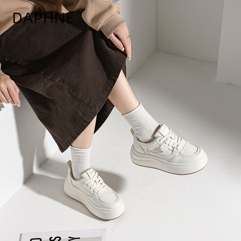达芙妮真皮厚底小白鞋女2026春季新款增高简约板鞋轻便运动休闲鞋 米白 36