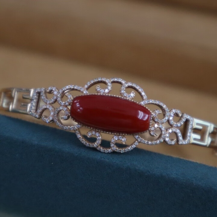 兆浤日本牛血珊瑚手镯 显气质 18k金镶钻有机宝石本命年珠宝