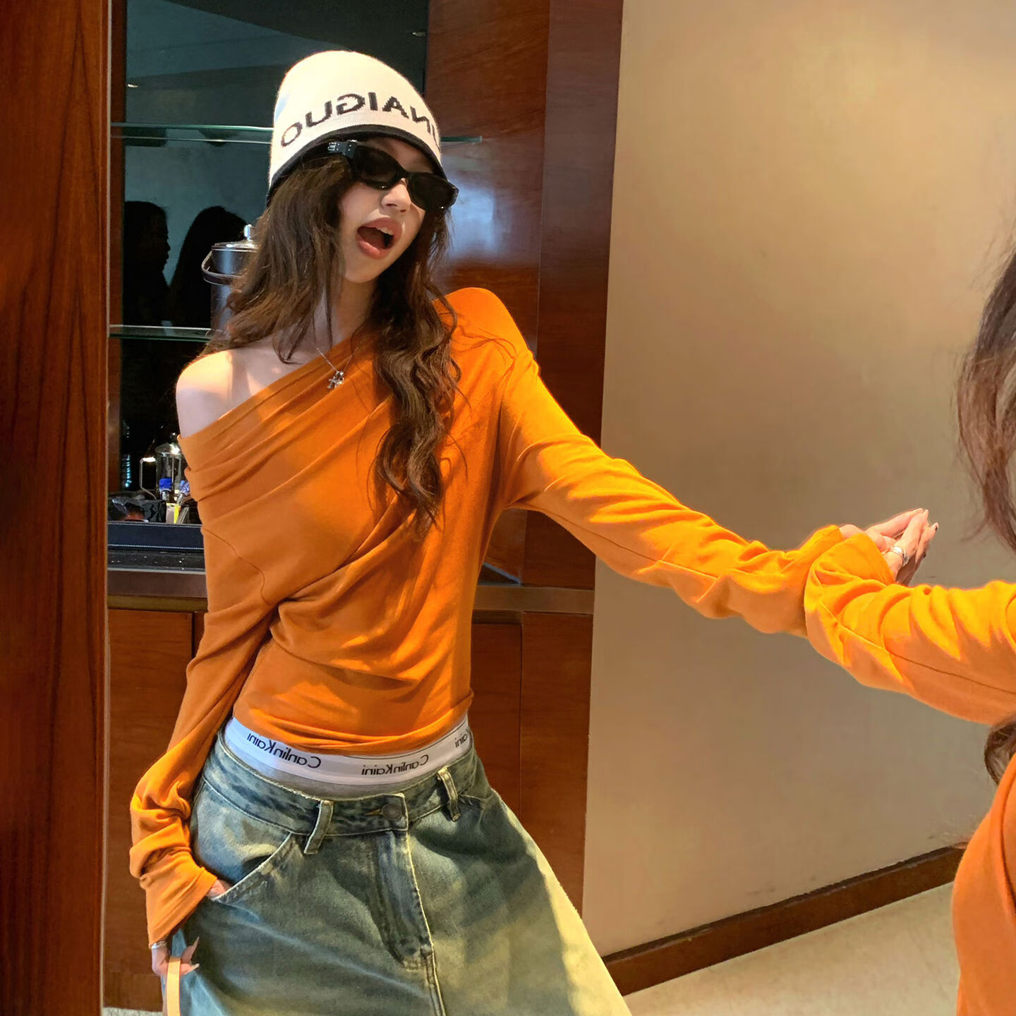 小红书同款itookgiii丨多巴胺橘黄色露肩斜领长袖t恤女早秋新款气 橘