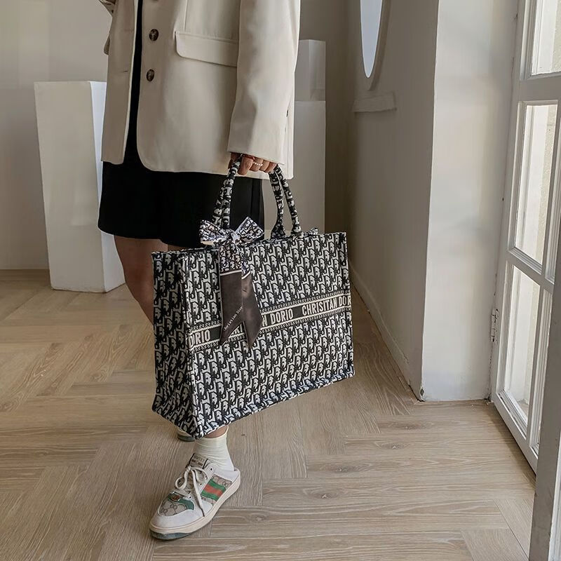 包刺绣托特女包手提包刺绣女包大容量女单肩包包 d字母黑大款带丝巾