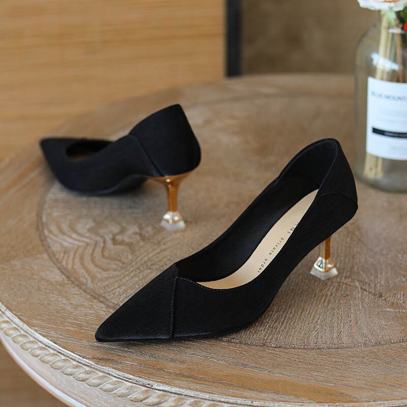 卡维妲斜口车缝线绸缎高跟鞋女尖头细跟单鞋纯色职业工作鞋踩跟 黑色
