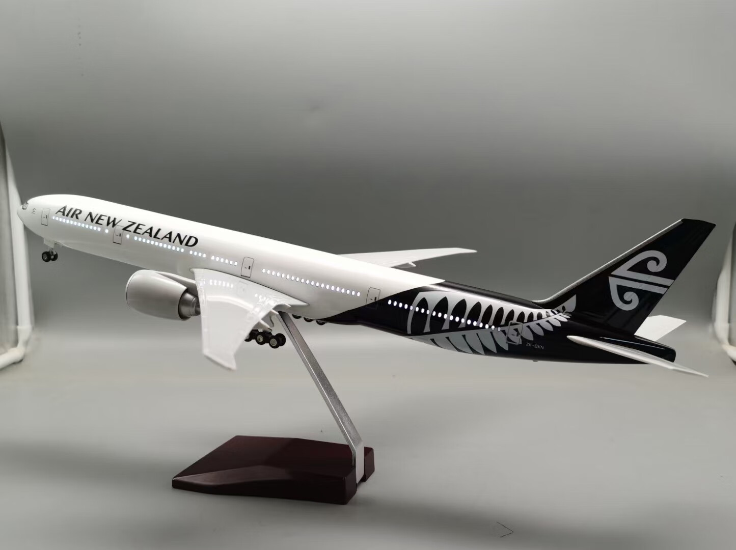 波音777中国国际航空爱国声控灯光起落架轮子礼品摆件飞机模型 爱国