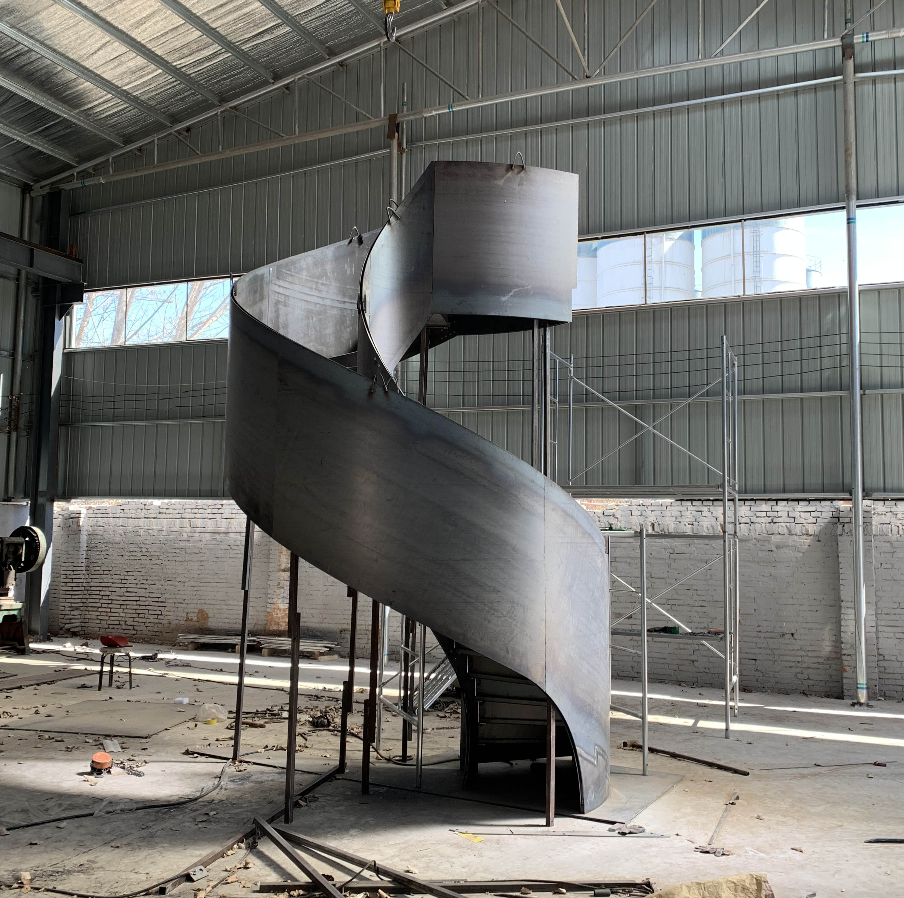 仁聚益旋转楼梯定制钢结构楼梯定制高级别墅轻奢钢楼梯定做成都 预约