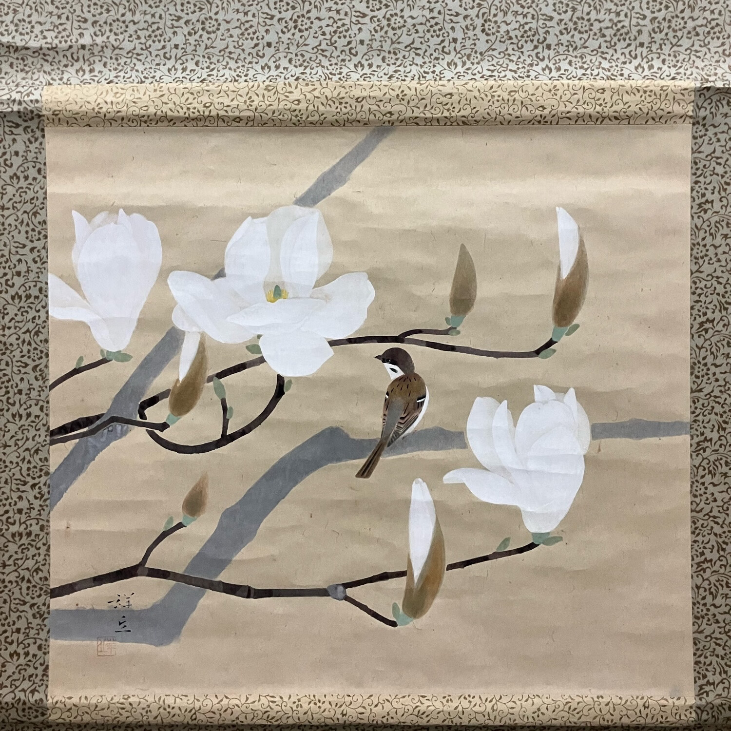 大岛祥丘,日本近现代画家,师从堂本印象斗方茶挂《玉兰麻雀图》