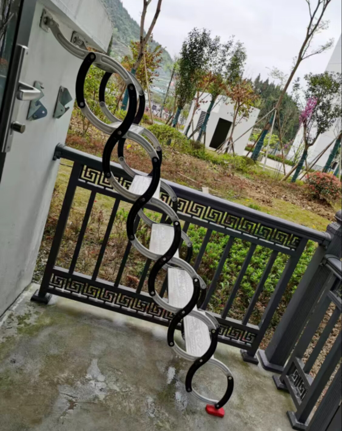 惠利得官网壁挂式折叠楼梯电动壁挂楼梯手动室内梯家用室外梯子上方