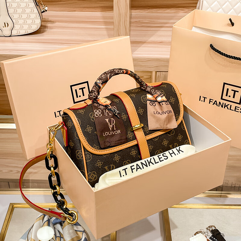 lvboying香港真皮小方包女2024新款潮链条棋盘格邮差包休闲手提单肩包