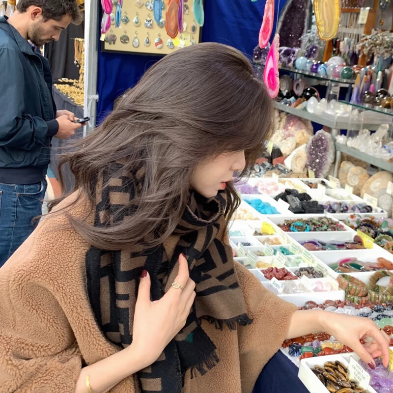 维多利亚的春天围巾女秋冬季保暖网红字母老花韩版百搭2022新款春仿