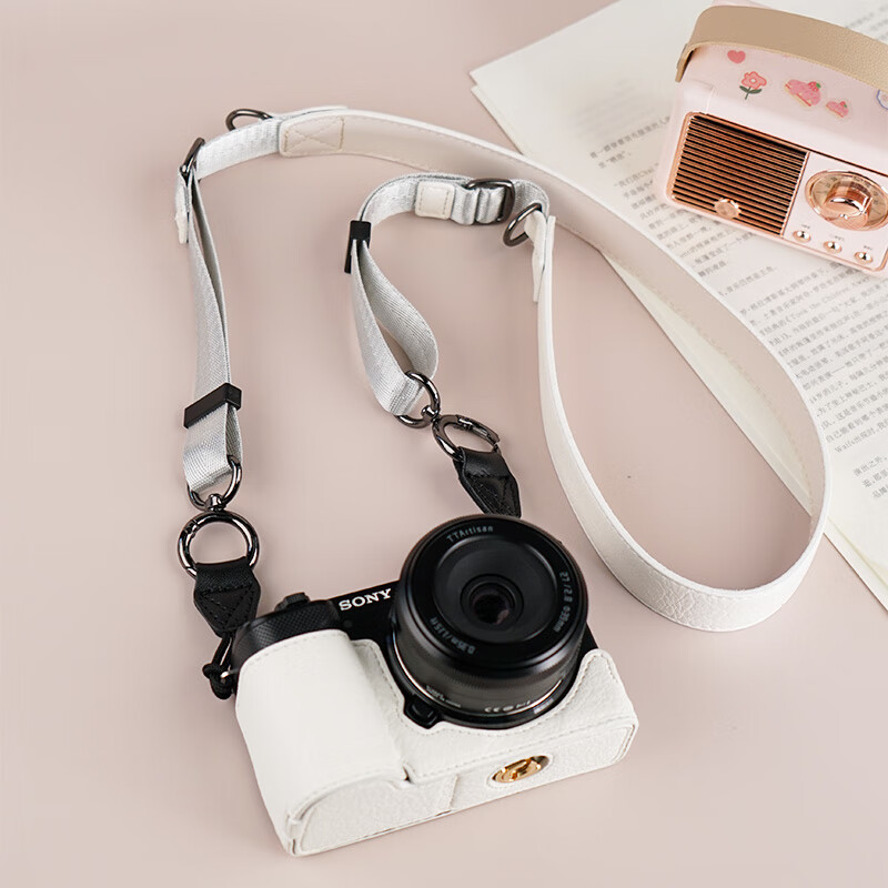 耐影【一代專(zhuān)用】適用索尼ZVE10保護(hù)套zv-e10相機(jī)套復(fù)古相機(jī)包防劃?rùn)C(jī)身套便攜肩包防刮底座皮套可愛(ài) 復(fù)古荔紋-米白色底座+v303肩帶