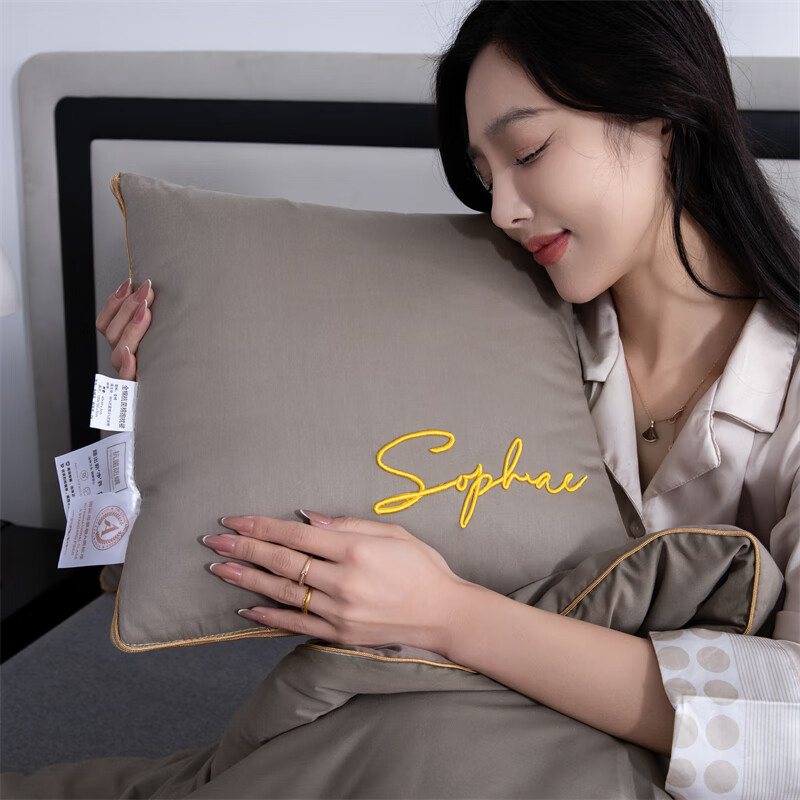 恒源祥 抱枕被子 A类空调抱枕被简约多功能宿舍午睡可水洗靠垫抱枕 时尚-咖色【全棉抗菌】 中号45*45展开120*160cm