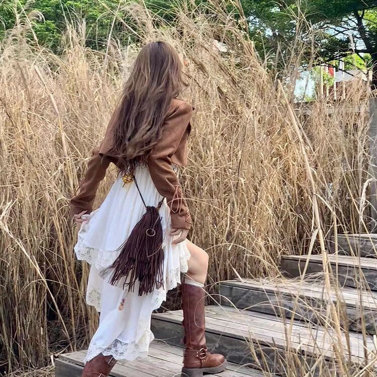 鲁伊森草原拍照衣服搭配2024早春新款设计感不规则白色吊带连衣裙女