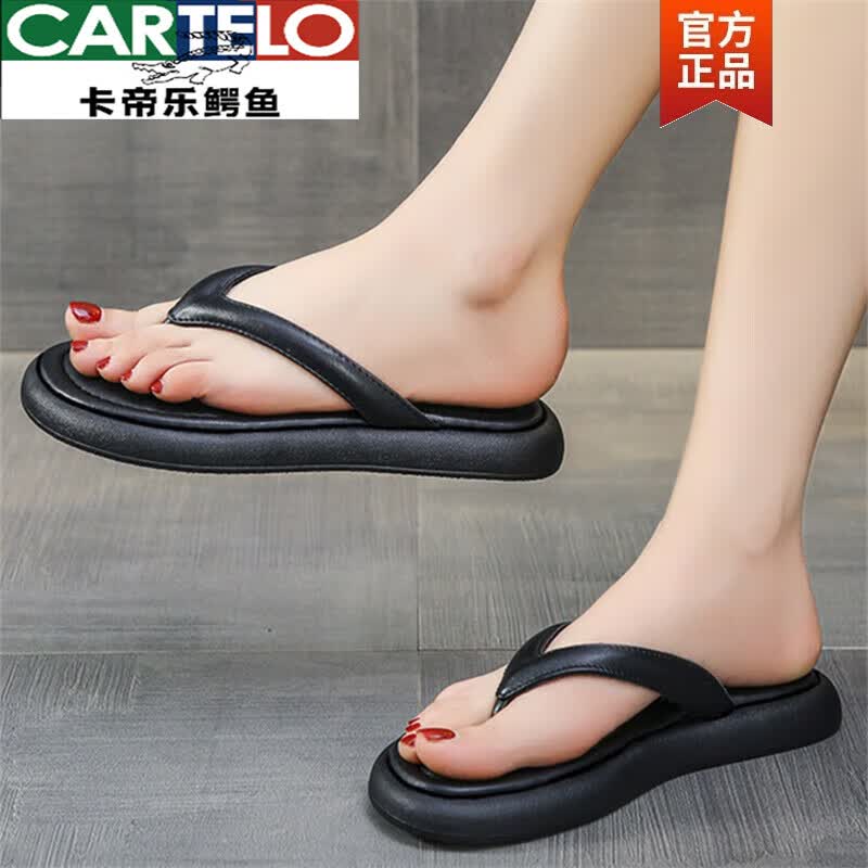卡帝乐鳄鱼（CARTELO）踩屎感人字拖女夏季黑色防滑外穿2026新款平底厚底沙滩夹脚拖鞋女 黑色升级版 35