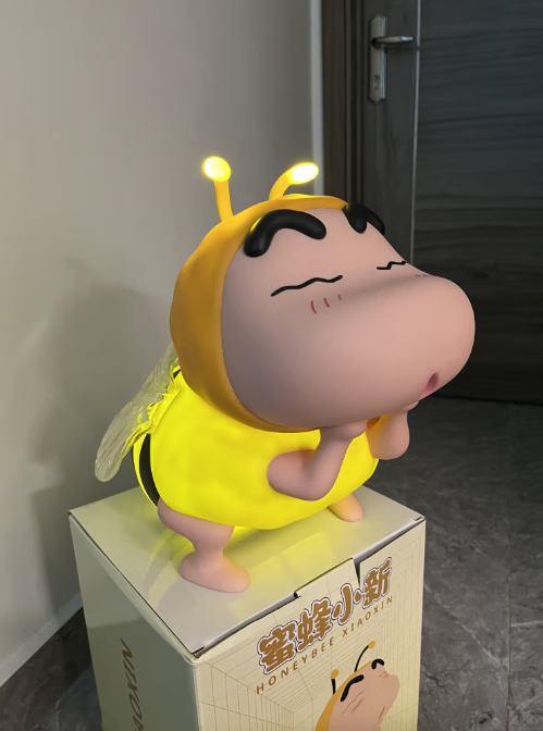 发光蜜蜂蜡笔小新手办小白小葵潮玩周边系列礼物动漫大号客厅摆件