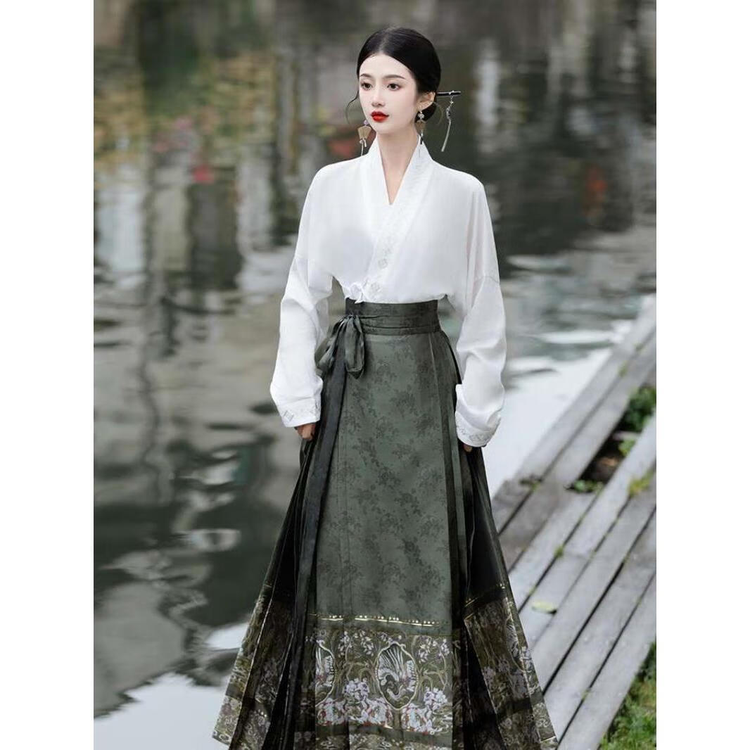 鹿藤汉服冬季女装全套成人秋冬款现代成人汉服古装衬衫绿色系带马面裙