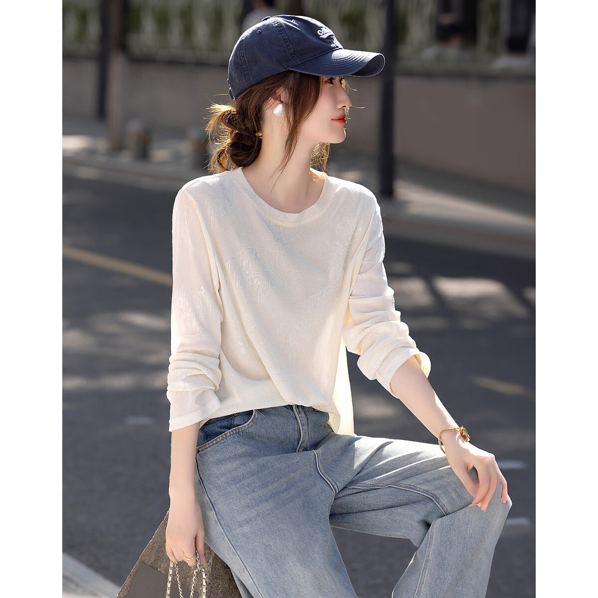 德玛纳【绒感针织压花】春季清冷风圆领长袖微弹舒适微透藏肉好搭t恤女