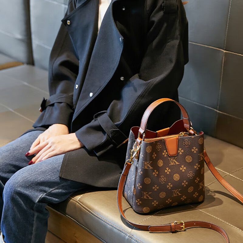 纪诗哲轻奢包包女包女士单肩包斜跨水桶包七夕圣诞节送女友老婆节日礼物 咖啡色【大号】 精美礼盒