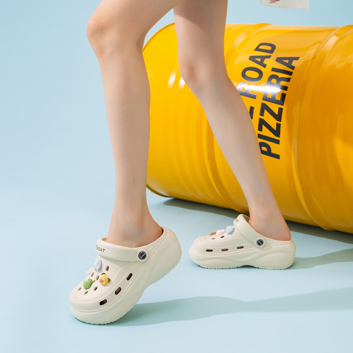 星期六厚底洞洞鞋女2026夏季新款外穿软底舒适防滑网红时尚沙滩凉拖鞋 米白色 【彩色小怪物】 35-36