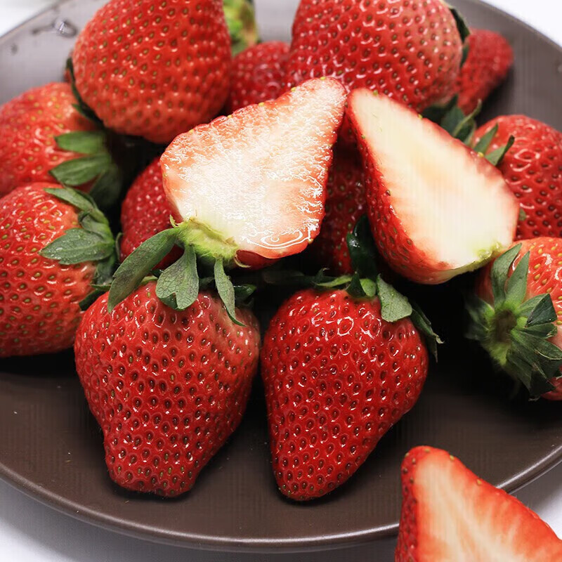 勿语大凉山露天种植草莓 新鲜草莓现摘礼盒装产地直发10年老店 4盒中大果单果12g+ (44-80枚)净重2.1-2.6斤