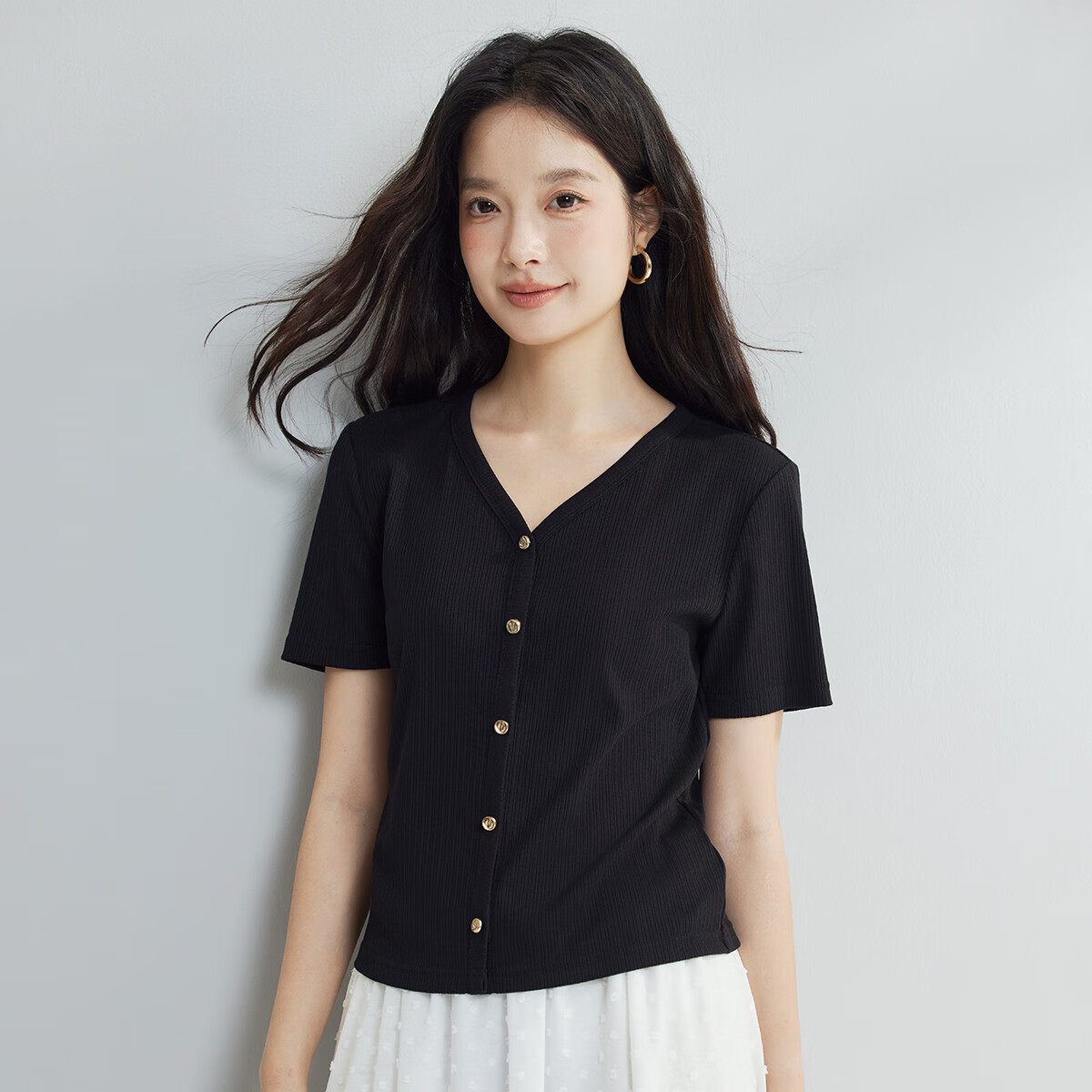 茵曼（INMAN）氣質(zhì)顯瘦V領(lǐng)短袖T恤女夏季純色百搭舒適休閑肌理感上衣 黑色 S