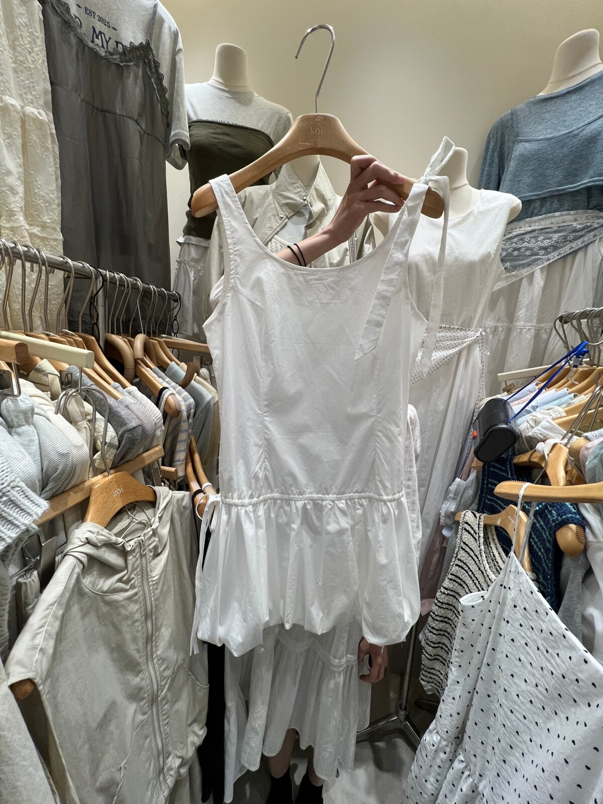 区森白色吊带连衣裙蓬蓬裙十三行2025春夏新款甜美可爱白色吊带连衣裙