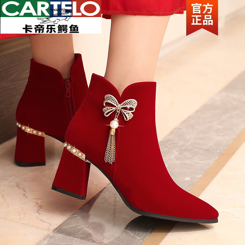卡帝樂鱷魚（CARTELO）冬季婚鞋女2025新款紅色高跟鞋粗跟秀禾婚紗兩穿結(jié)婚新娘靴子冬天 蝴蝶流蘇7cm珍珠跟/靴 酒紅色 38