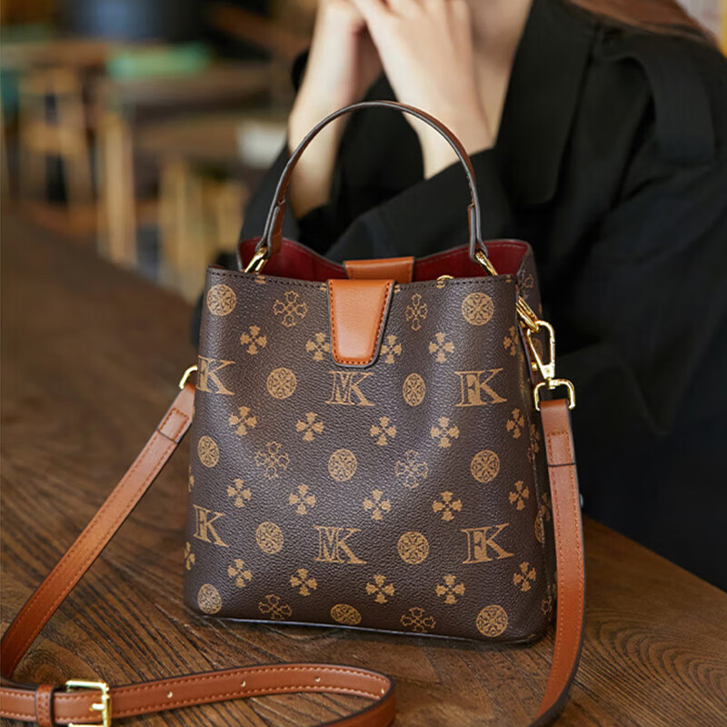 纪诗哲轻奢包包女包女士单肩包斜跨水桶包七夕圣诞节送女友老婆节日礼物 咖啡色【大号】 精美礼盒