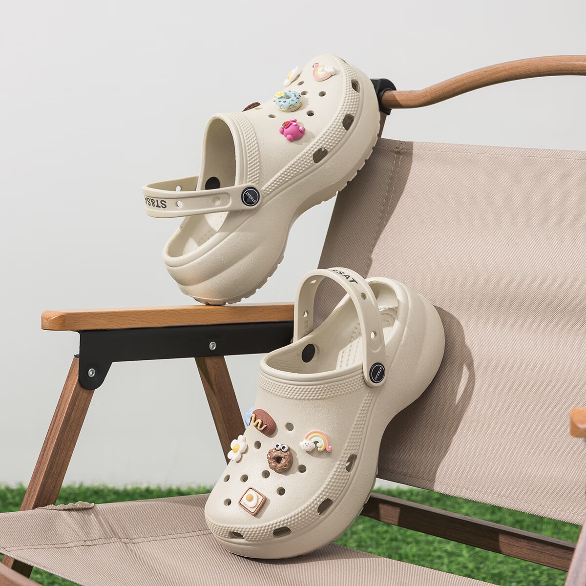 星期六2026新款夏季情侣可爱百搭增高踩屎感洞洞鞋女款居家外穿防滑拖鞋 米白色 【草莓熊】 36-37