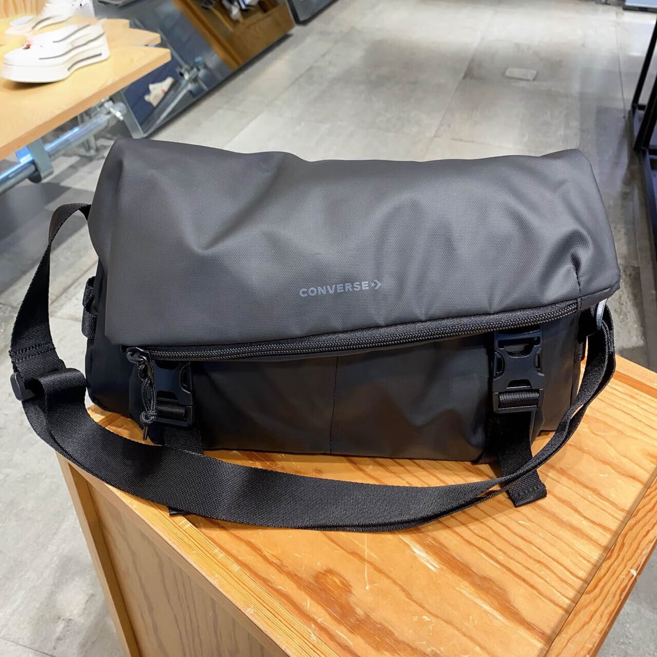 converse匡威男女同款单肩包2025春季新款复古简约休闲邮差包大容量斜