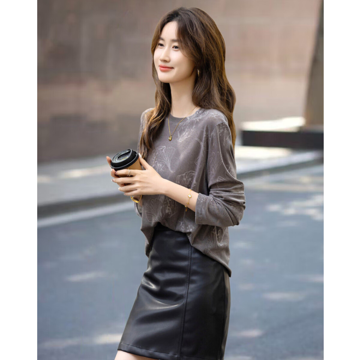 德玛纳【绒感针织压花】春季清冷风圆领长袖微弹舒适微透藏肉好搭t恤女