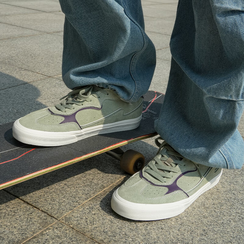 极路客新款 德训鞋二代 绿紫色男女款休闲美式运动板鞋专业滑板鞋 墨羽黑 42