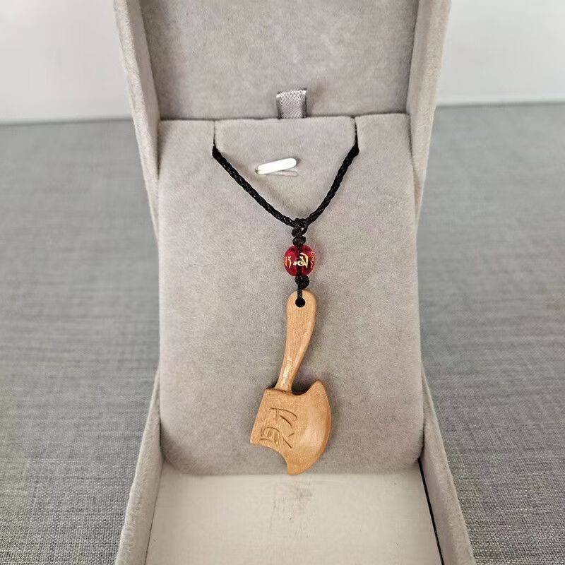 胖東來品質(zhì)桃木劍隨身項鏈黑狗牙吊墜男女兒童出入平安攜帶紅繩脖繩桃木刀掛 桃木斧:深咖繩