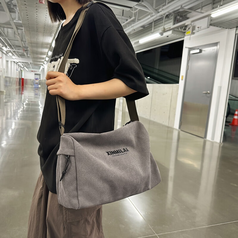 沐小白工装风帆布包男复古做旧休闲斜挎包大容量运动包通勤单肩包枕头包 灰色