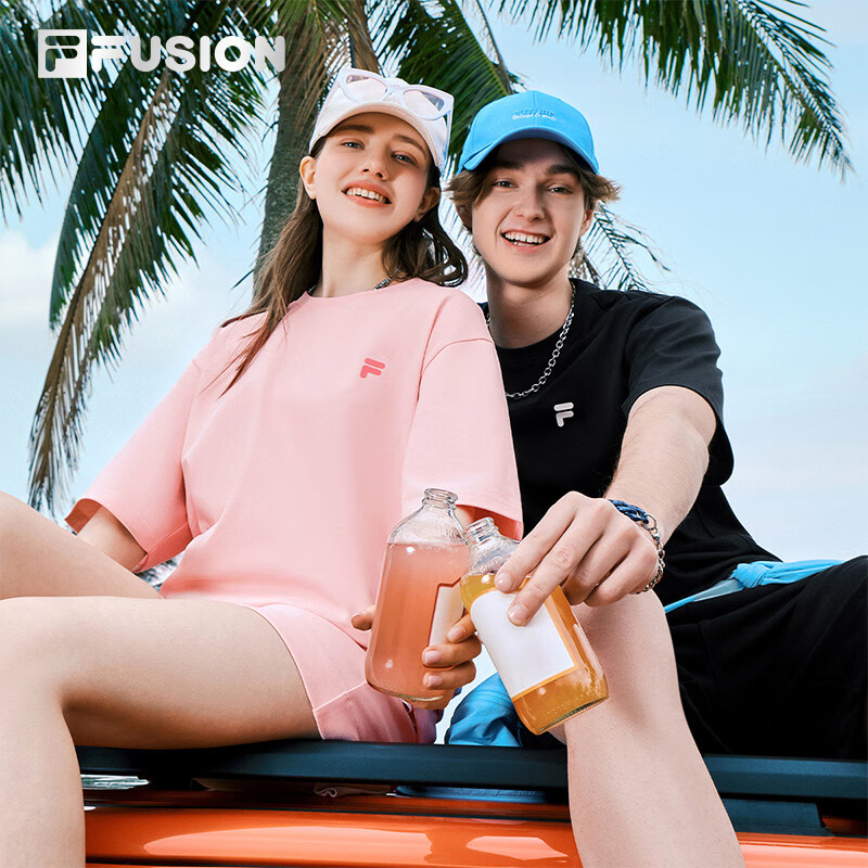 FILA FUSION斐樂潮牌情侶款男士女士針織短袖衫2025春新品舒適寬松T恤 青春粉-PK S
