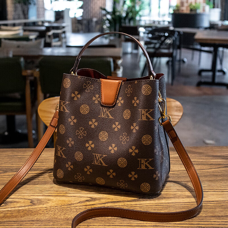 纪诗哲轻奢包包女包女士单肩包斜跨水桶包七夕圣诞节送女友老婆节日礼物 咖啡色【大号】 精美礼盒