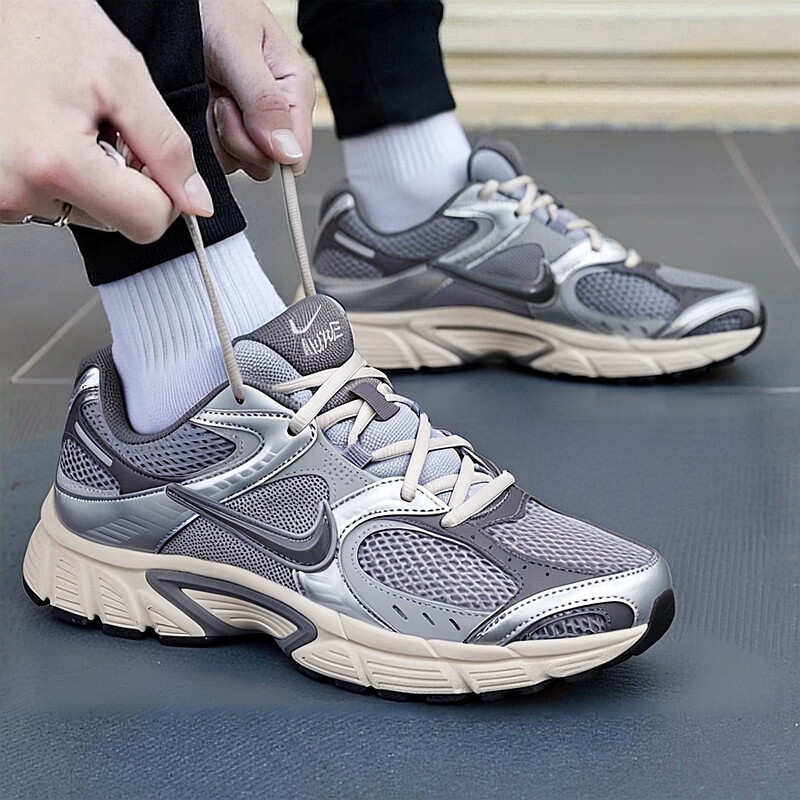 耐克(NIKE) 男鞋 2026夏季新款网面透气运动鞋潮流复古老爹鞋缓震舒适休闲鞋 金属银/雾灰/水泥灰 建议拍大一码 42 (265mm)