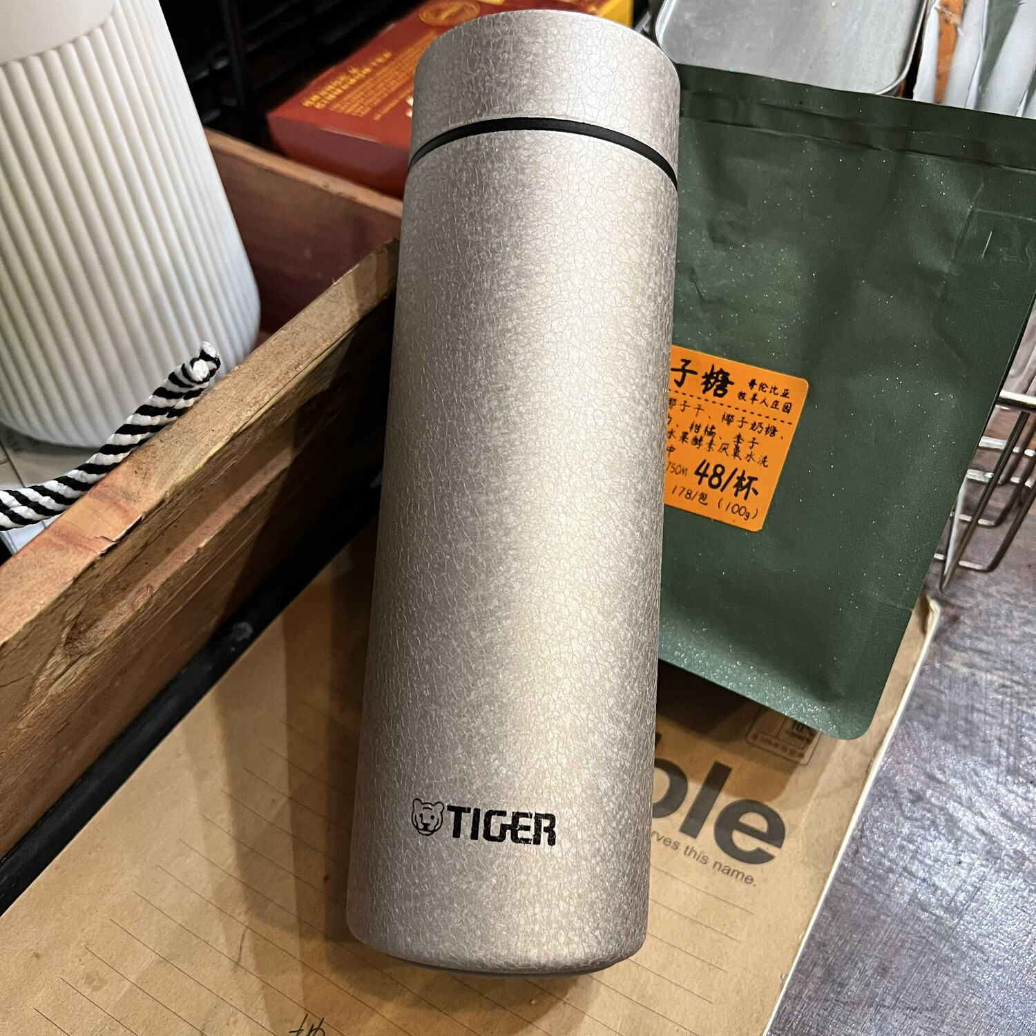 虎牌香港直郵鈦杯智能數(shù)顯保溫杯茶水分離便攜隨行車載水杯 冰裂本-420ml純鈦