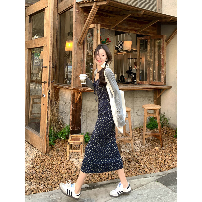 汐渝包臀連衣裙女2025新款法式茶歇藍(lán)色碎花吊帶夏海邊渡假風(fēng)長(zhǎng)裙 灰色開(kāi)衫  S 建議體重80-100b