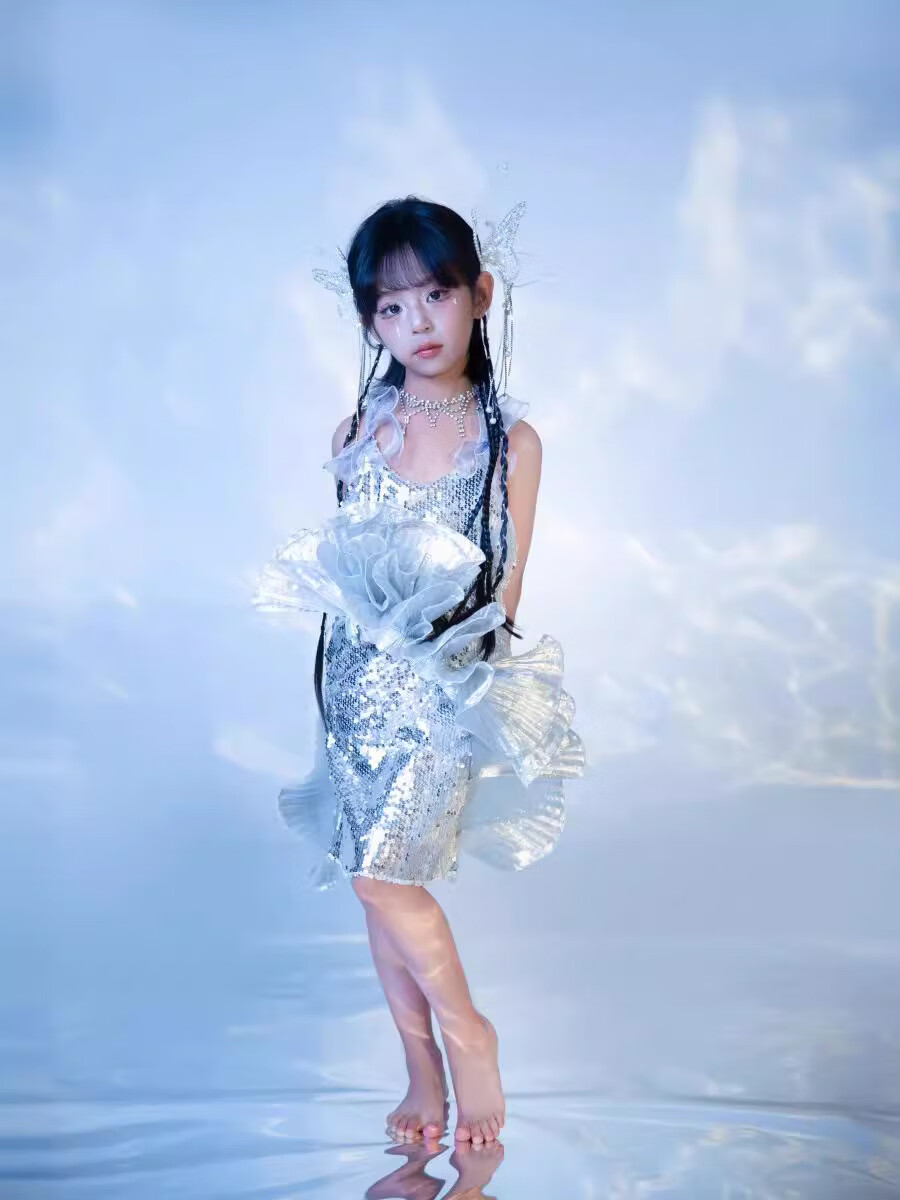 帛雷斯諾女童走秀禮服模特t臺(tái)服裝潮服未來(lái)科技感翅膀銀色車模元宇宙T臺(tái)演 110cm