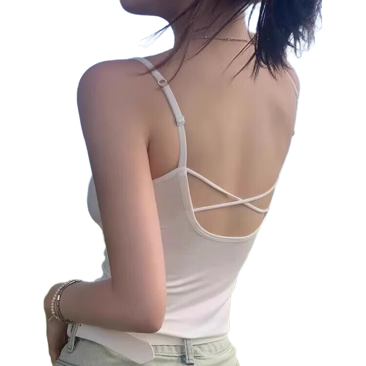 ���ڲ�����������С��������Ů���ص�һ�������ڴ��⴩��׺������´��ĺ�ɫ