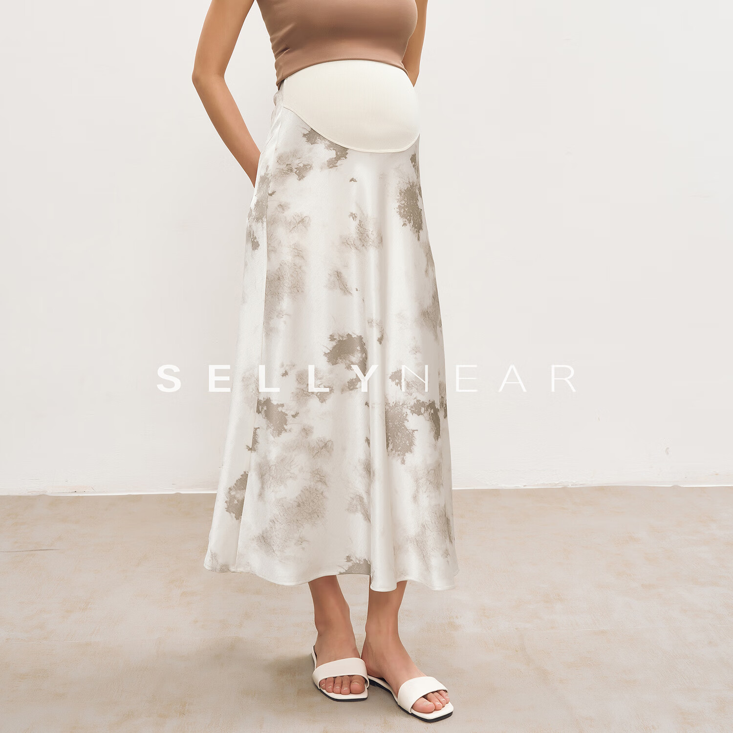 Sellynear孕婦半身裙夏新款時尚羊脂白暈染緞面印花A擺長款半裙 羊脂白 L