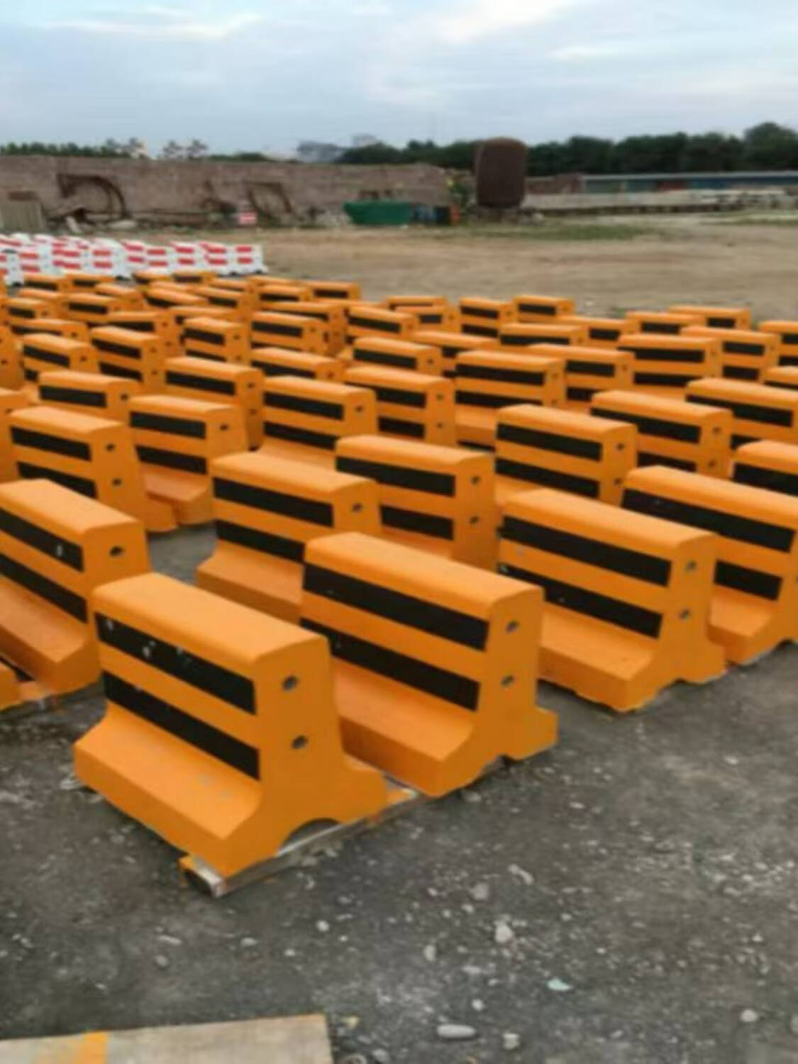 广东水泥防撞墩子隔离防护栏分流挡车小区施工路障石墩连接杆高速