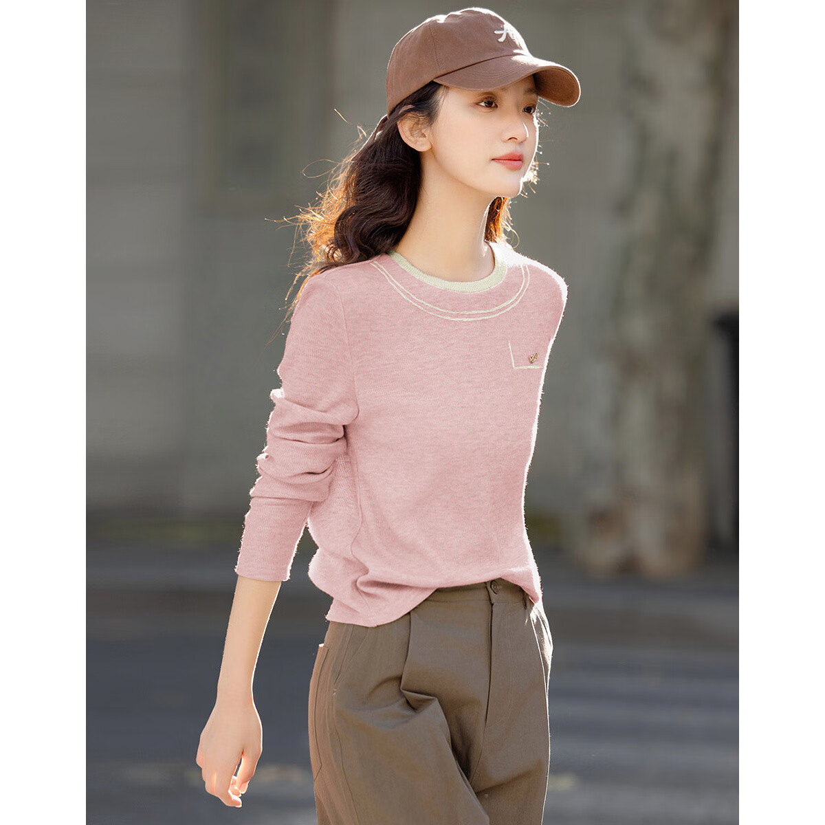 德玛纳【秒出街搭配】春季款简约风绣花金属标装饰舒适藏肉长袖女式t恤