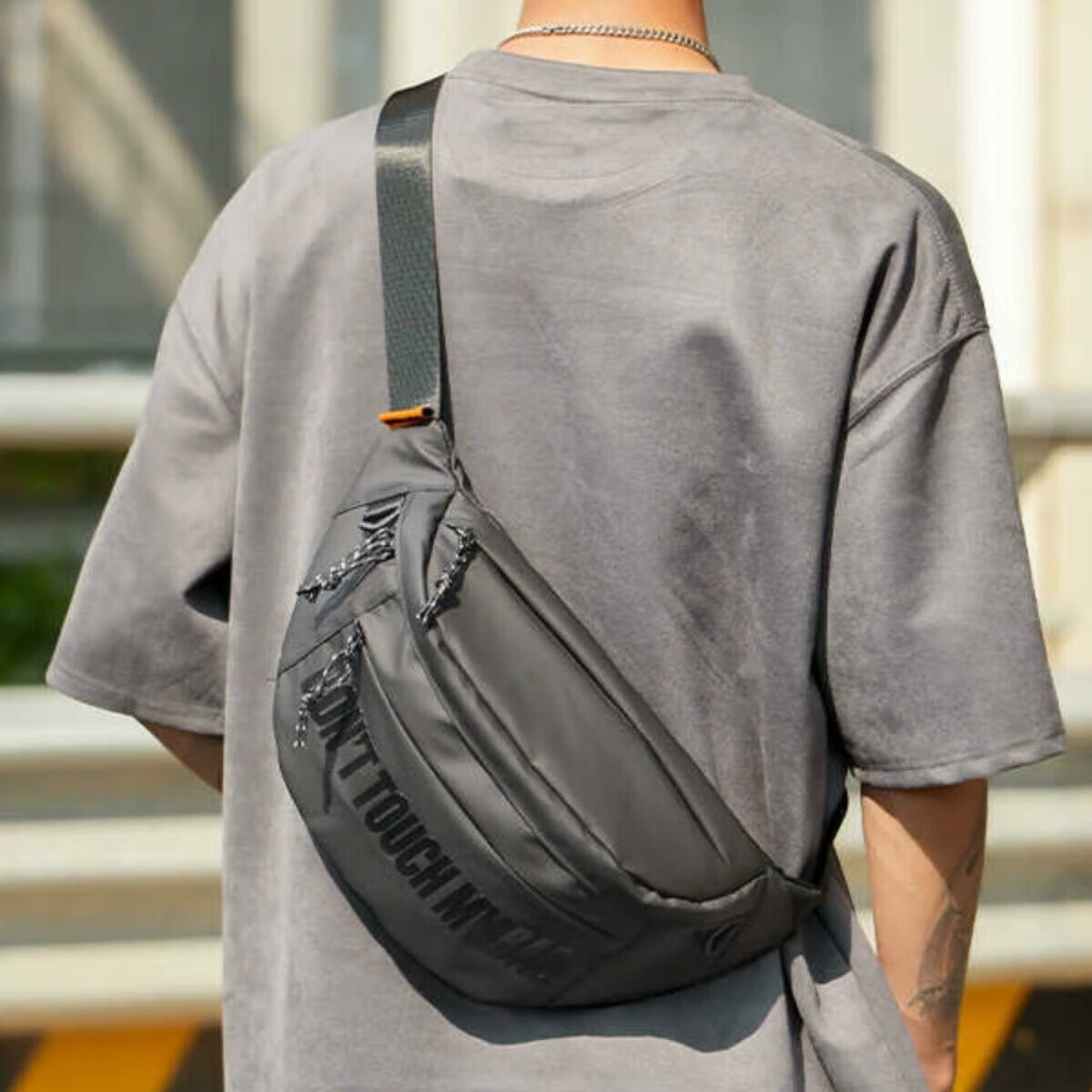 ���ڲ�����˫��б�����ʿͨ���ذ���Ƹ����л��������˶������������������ ��ɫ