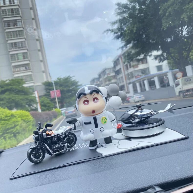 完壯新款野原新之助宇宙防衛(wèi)隊(duì)蠟筆小新公仔汽車中控臺擺件飾品 白摩托+太空小新+飛機(jī)香薰+灰氣