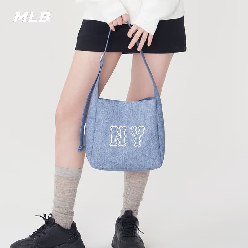MLB官方包包女包潮流单肩包复古学院百搭休闲水桶包运动包男 纽约洋基队/浅蓝色