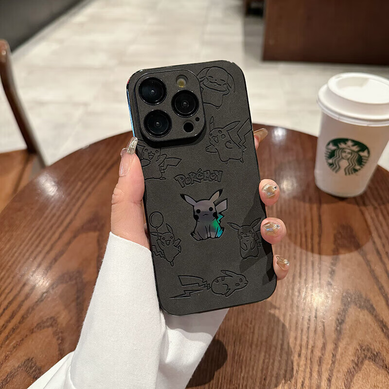 作畫君適用蘋果14Promax手機(jī)殼卡通鐳射皮卡丘iphone14plus全包防摔自帶鏡頭膜保護(hù)套翻毛皮紋男女 蘋果14【黑色皮卡丘#帶鏡頭膜】