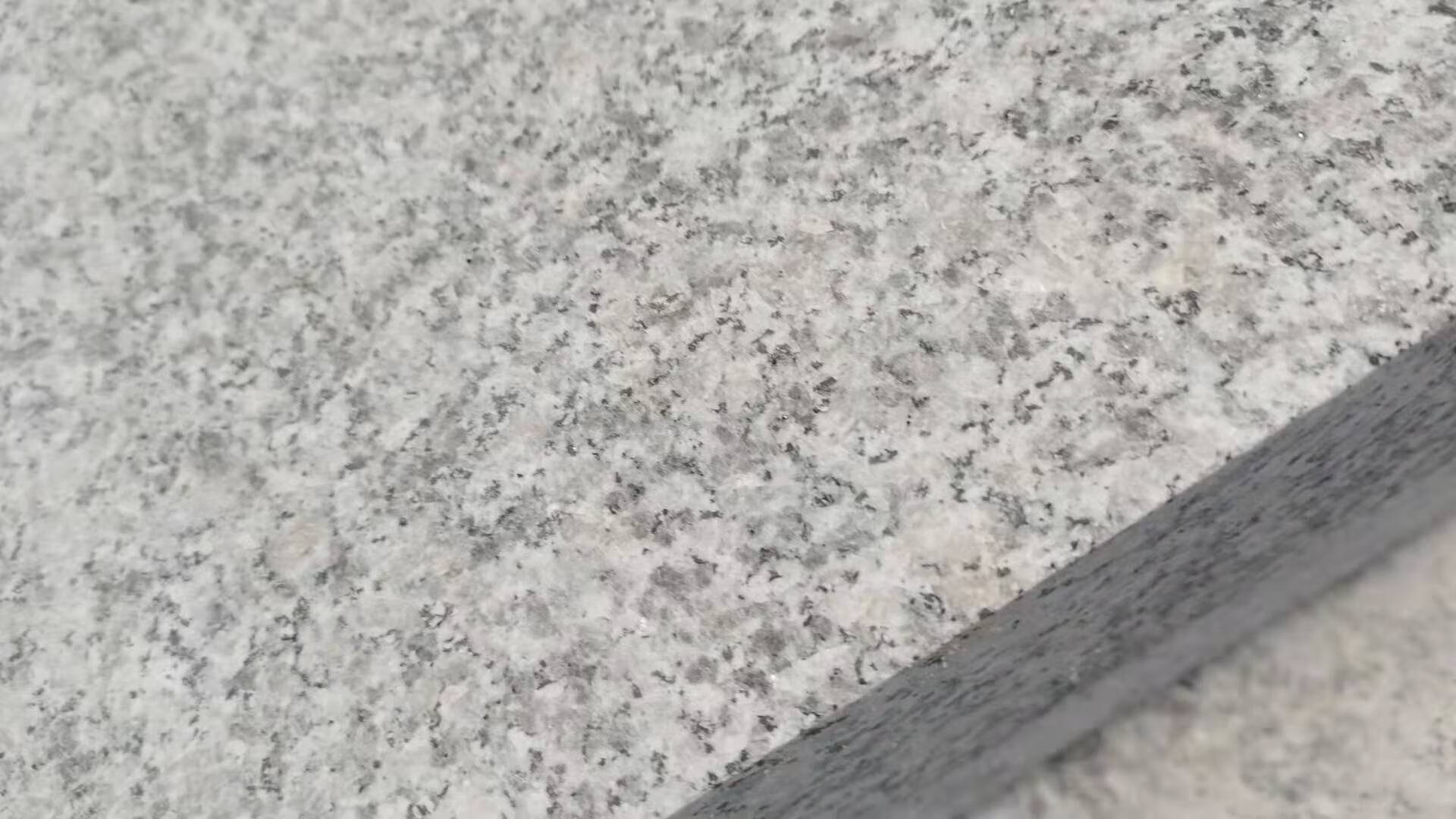 盤秀山花崗巖石材芝麻白灰黑火燒板黃銹石荔枝面路沿石麻石地鋪磚大理石 芝麻白具體價格咨詢客服