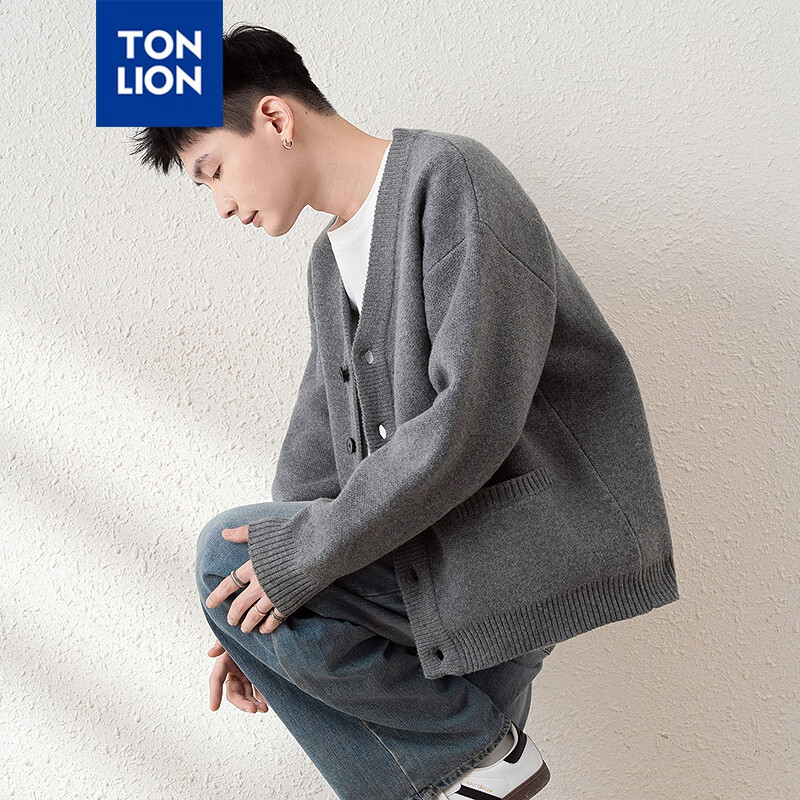 唐獅（TonLion）2025春男V領(lǐng)繡花系扣開衫毛線衫 淺麻灰 M 