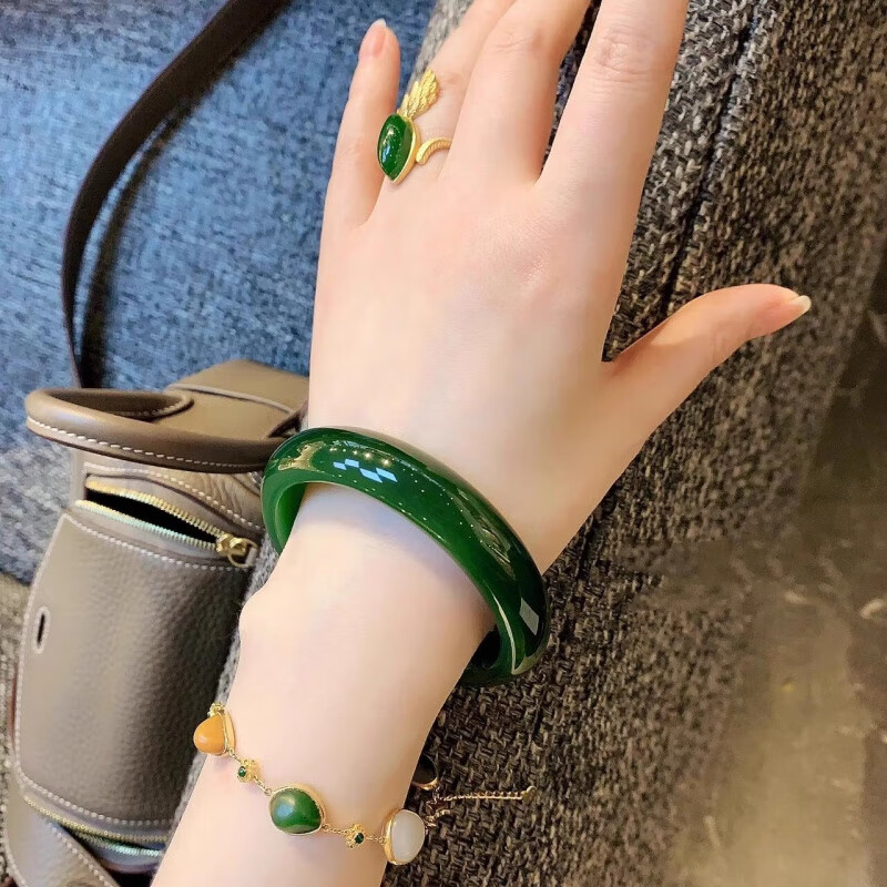 DL 1998胖東來品質(zhì)祖母綠手鐲俄羅斯碧玉女款玉鐲天l然玉菠菜綠和田玉墨 內(nèi)徑53-54 適合體重80-90斤