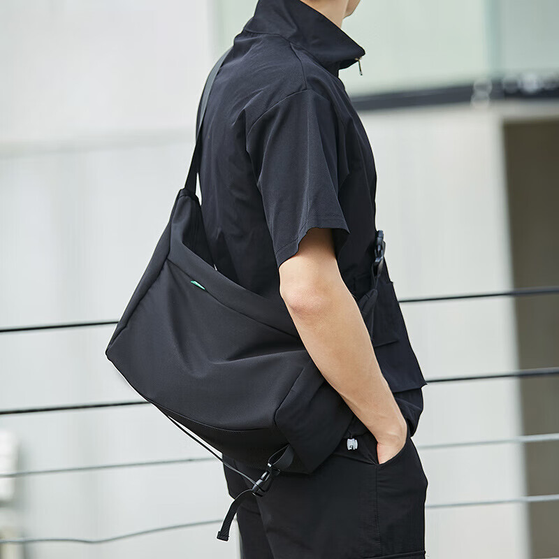 【厂家直供】单肩包潮流休闲斜挎包男学生挎包运动邮差包大容量斜 黑色